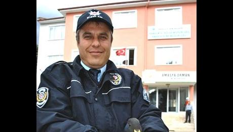 Yaralı Ördeğe Polis Şefkati